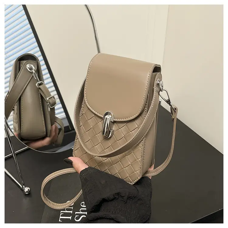 White Embroidered Shoulder Bag for Women 2025 — feature 31