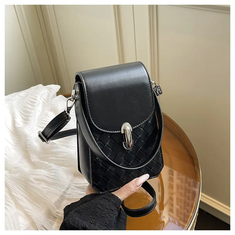 White Embroidered Shoulder Bag for Women 2025 — feature 34