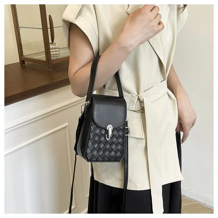 White Embroidered Shoulder Bag for Women 2025 — feature 7