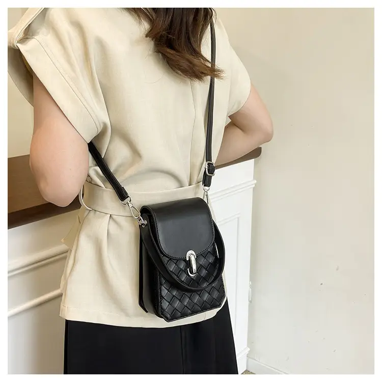 White Embroidered Shoulder Bag for Women 2025 — feature 8