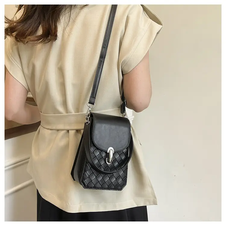 White Embroidered Shoulder Bag for Women 2025 — feature 9