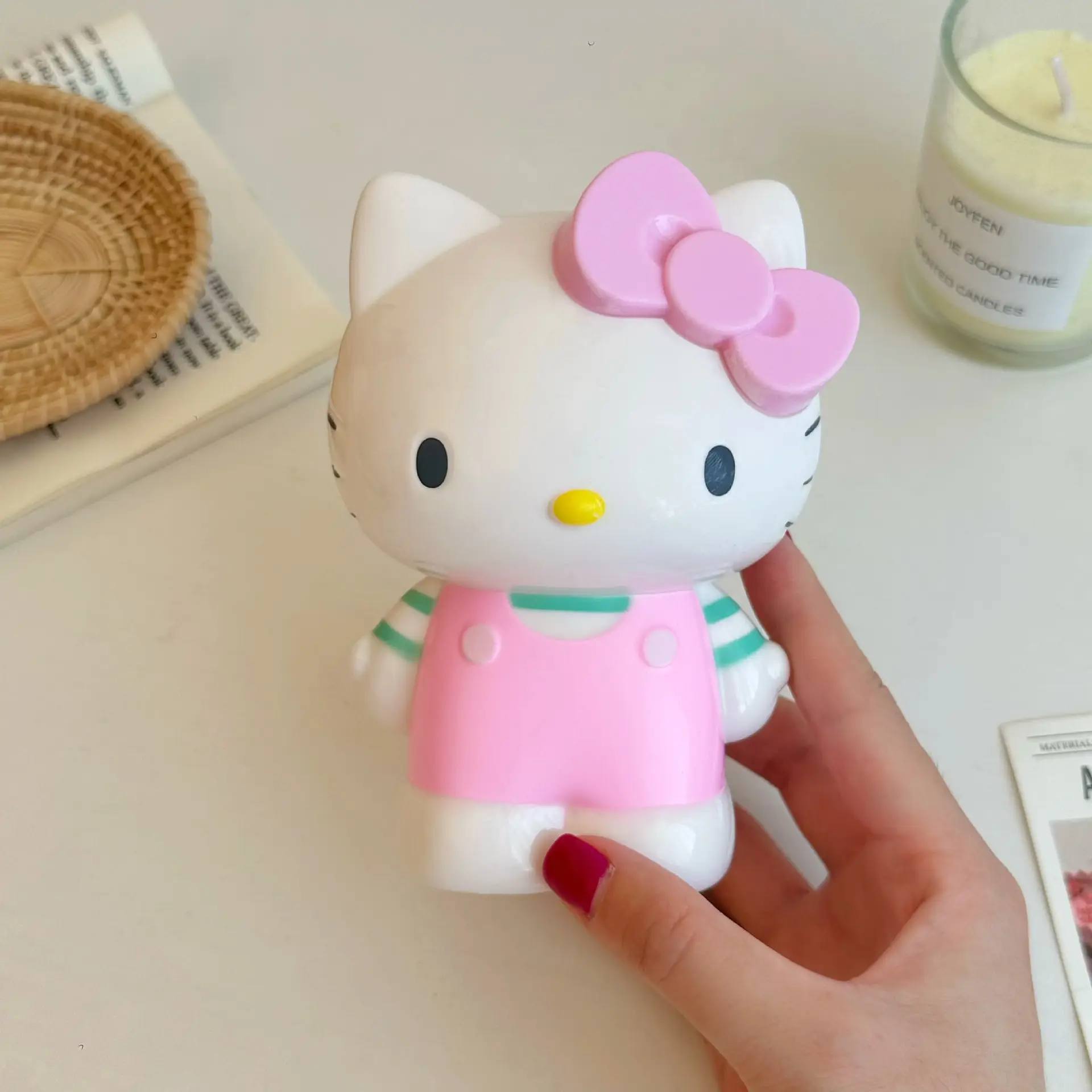 Hello Kitty Makeup Brush Storage Tube with Cat Design — feature 15