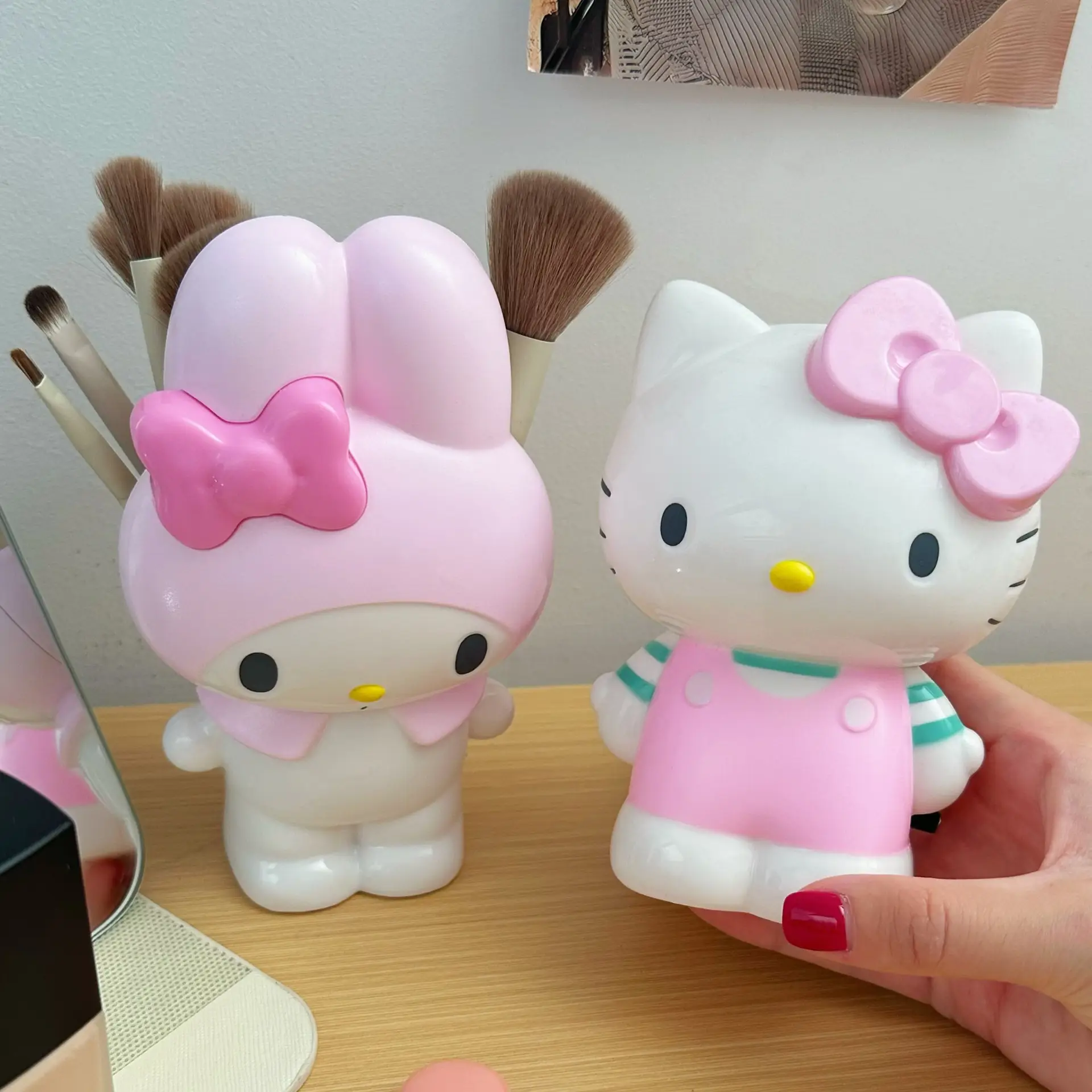 Hello Kitty Makeup Brush Storage Tube with Cat Design — feature 2