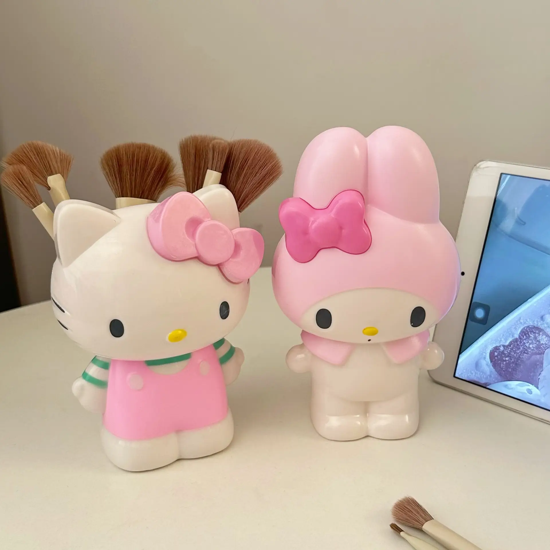 Hello Kitty & Me My Beauty Brush Storage Tube - Image 4