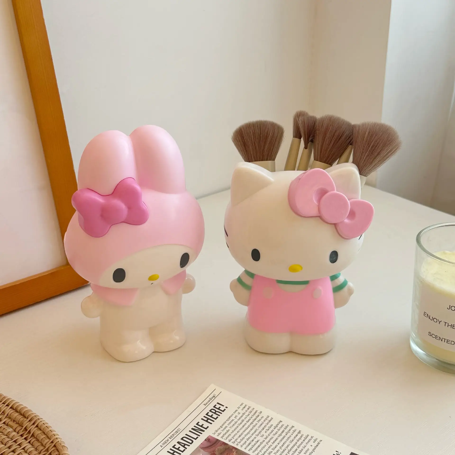 Hello Kitty & Me My Beauty Brush Storage Tube — feature 1