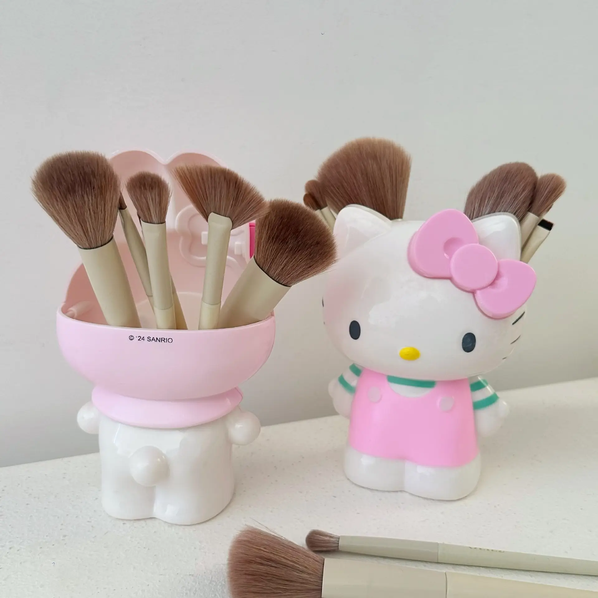 Hello Kitty & Me My Beauty Brush Storage Tube — feature 7