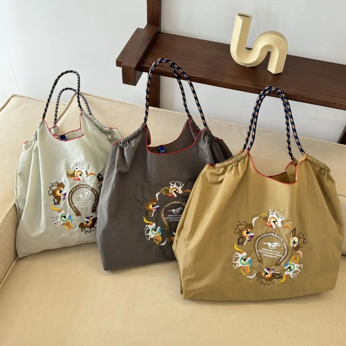 New Embroidered Shoulder Bag for Women — feature 2