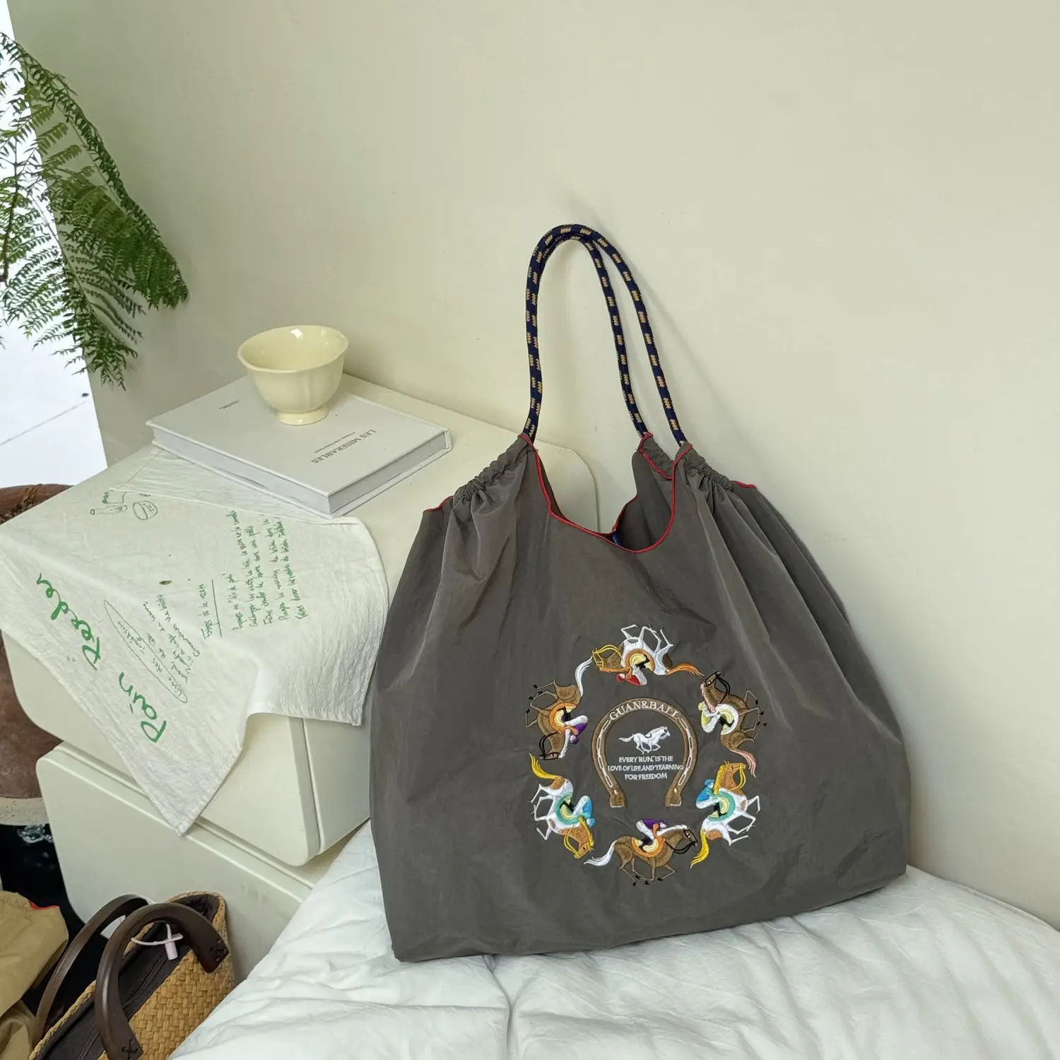New Embroidered Shoulder Bag for Women — feature 6