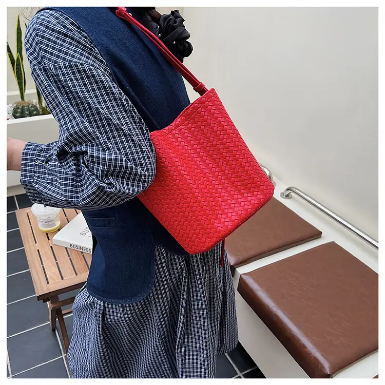White Woven Crossbody Bag for Women Summer Commute — feature 31
