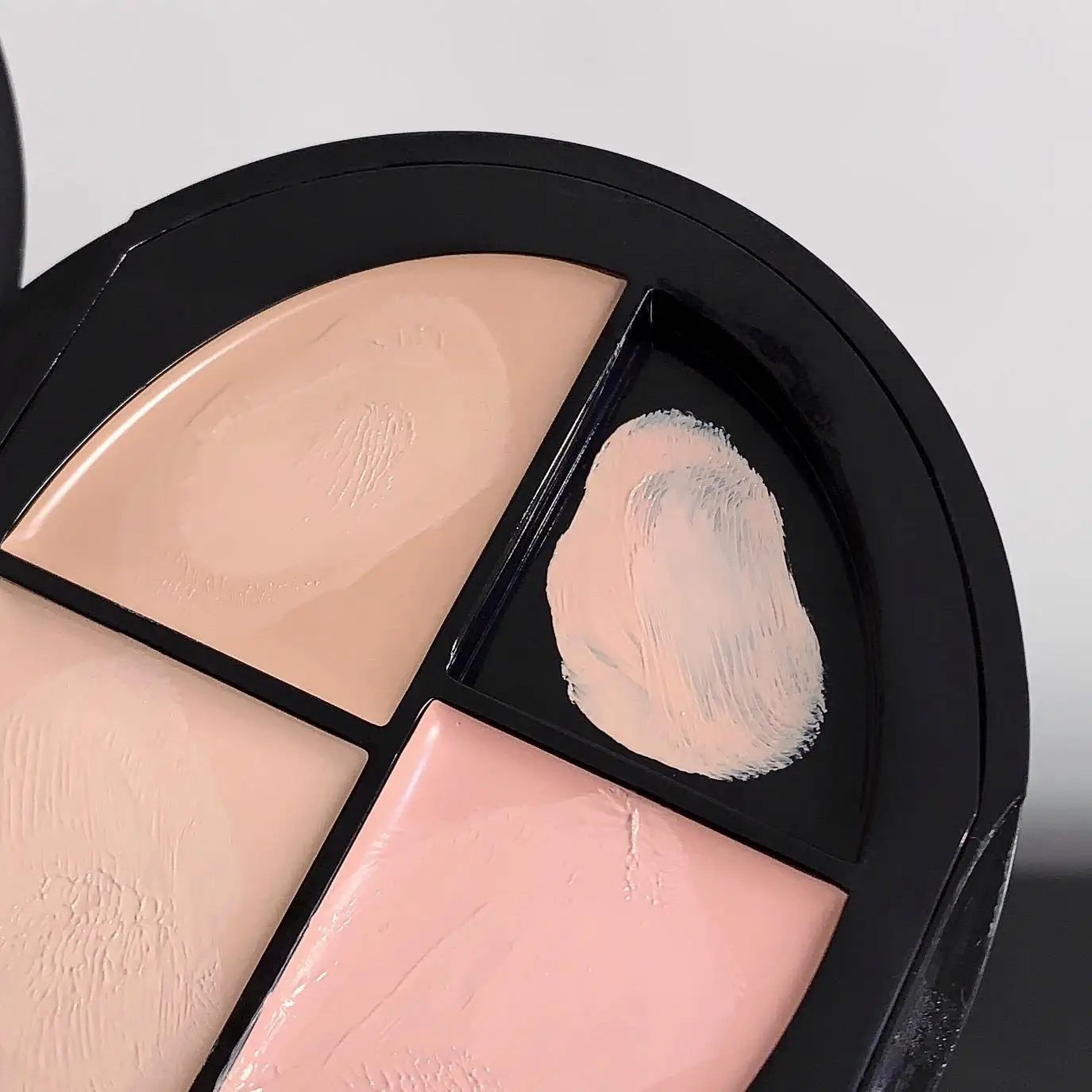Three-Color Concealer Palette for Acne & Dark Circles — feature 17