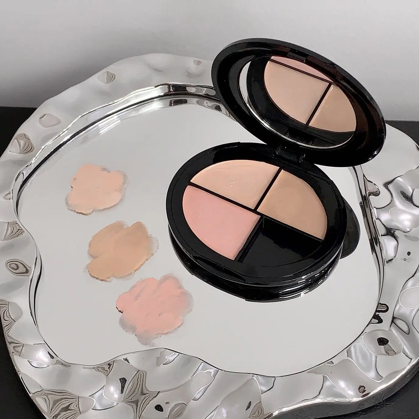 Three-Color Concealer Palette for Acne & Dark Circles — feature 18