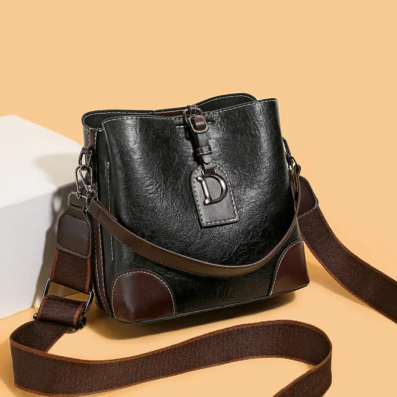 Black Leather Crossbody Bag with D-Logo for Women - Image 3