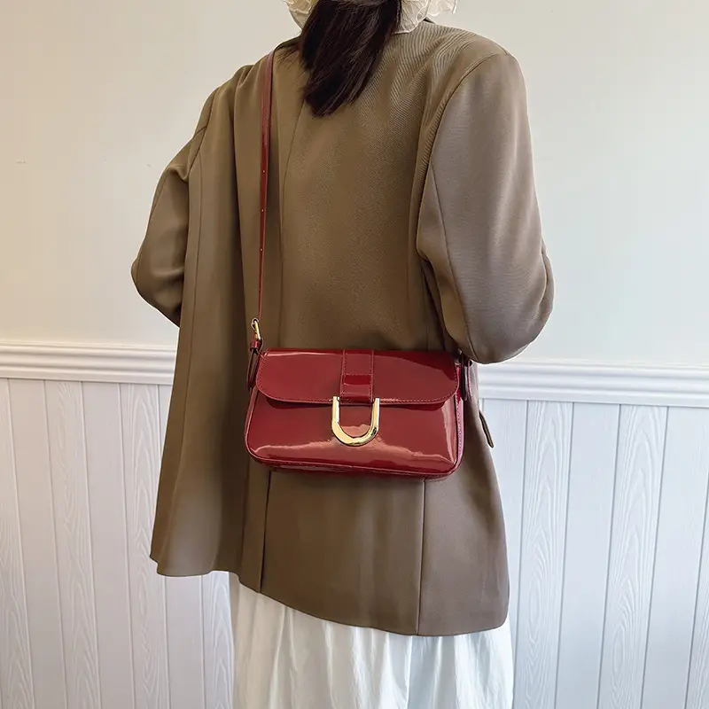 Retro Burgundy Horseshoe Buckle Shoulder Bag - Image 3
