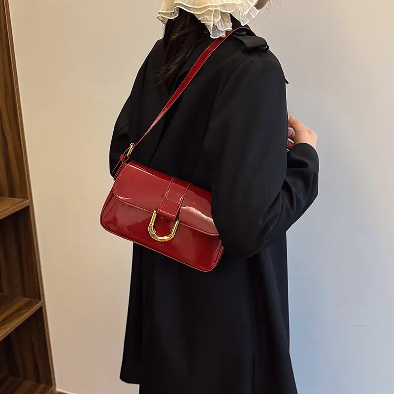 Retro Burgundy Horseshoe Buckle Shoulder Bag - Image 4