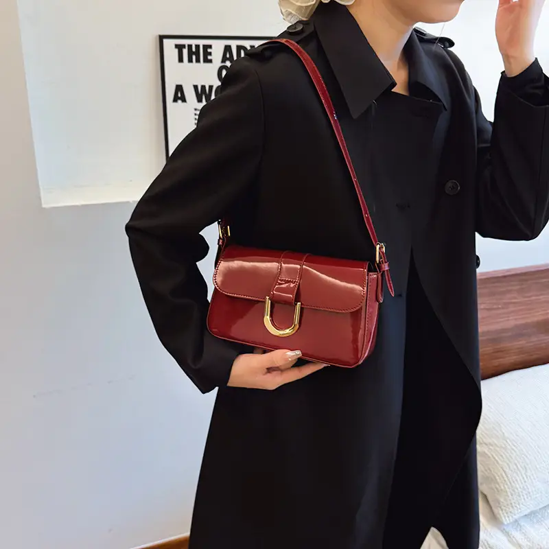 Retro Burgundy Horseshoe Buckle Shoulder Bag - Image 5