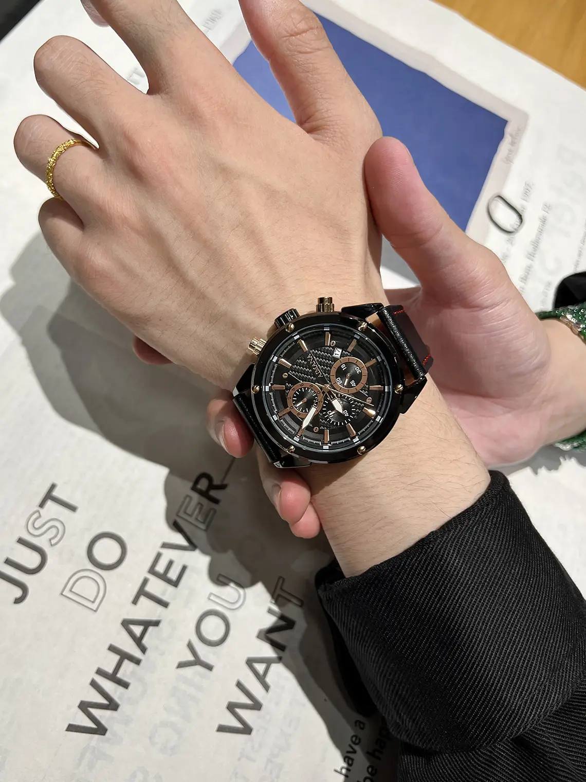 Men's Luminous Quartz Watch with Live Broadcast Display — feature 8