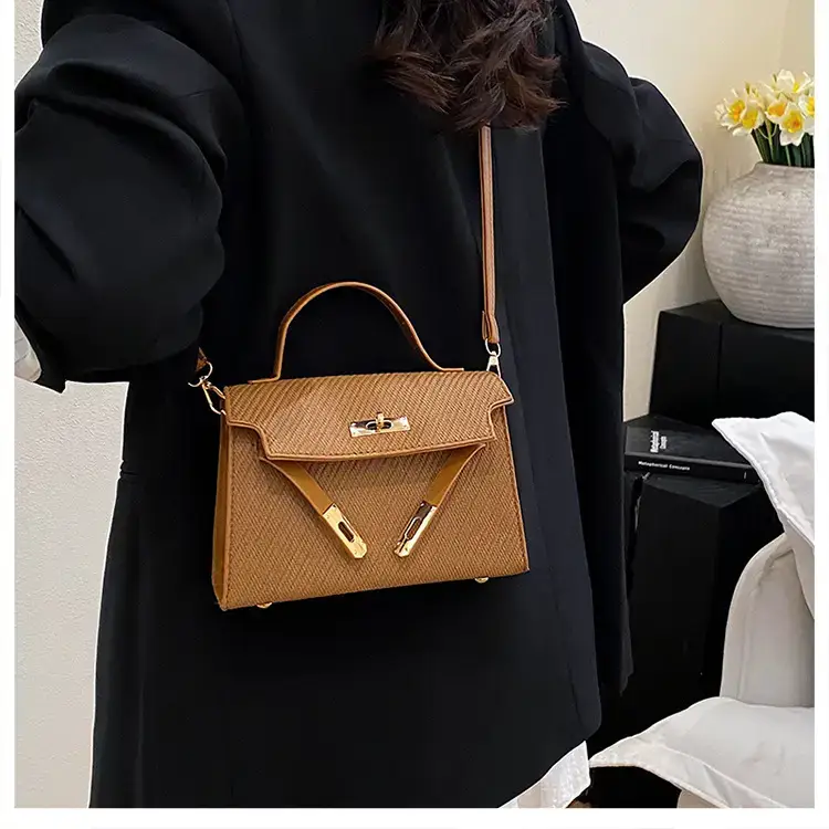 Niche High-End Textured Crossbody Bag White Gold — feature 14