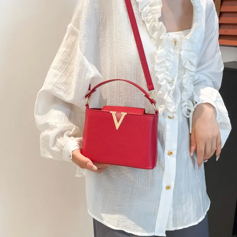 Black Gold V-Logo One Shoulder Crossbody Bag - Image 7