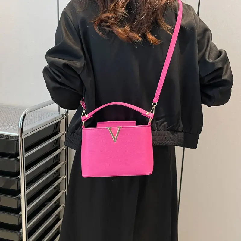 Black Gold V-Logo One Shoulder Crossbody Bag - Image 8