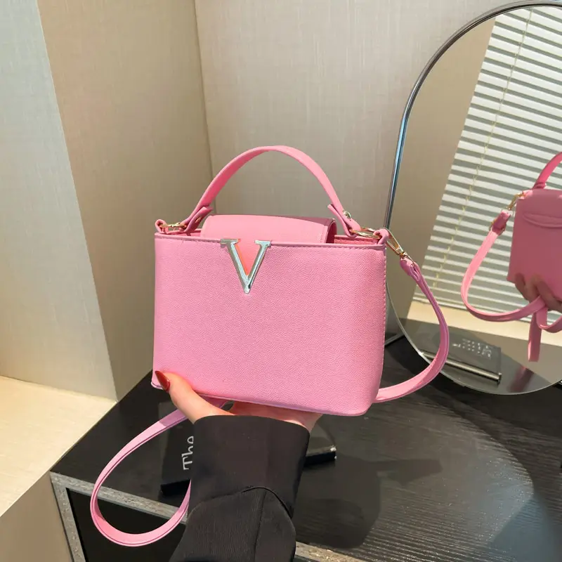 Black Gold V-Logo One Shoulder Crossbody Bag - Image 2
