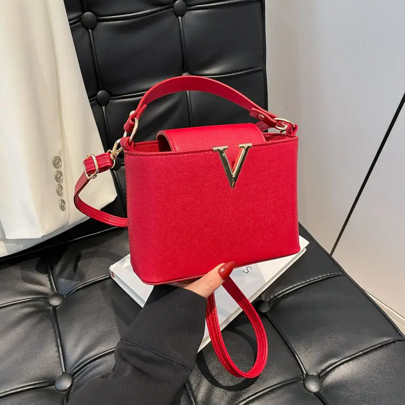 Black Gold V-Logo One Shoulder Crossbody Bag - Image 3
