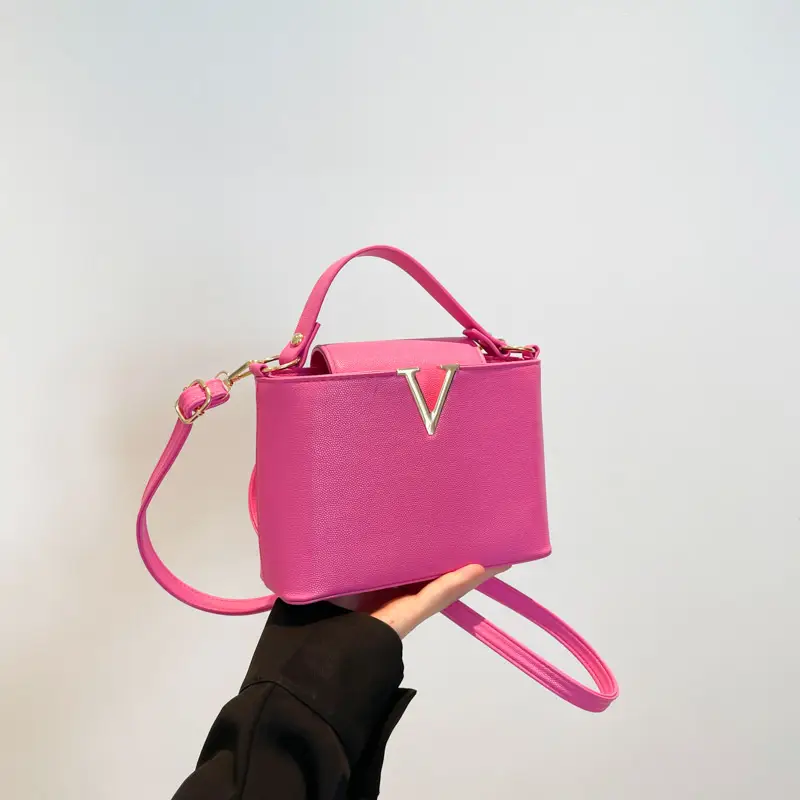 Black Gold V-Logo One Shoulder Crossbody Bag - Image 4