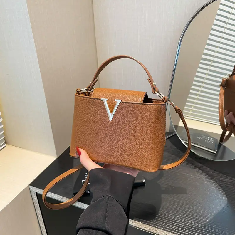 Black Gold V-Logo One Shoulder Crossbody Bag - Image 5