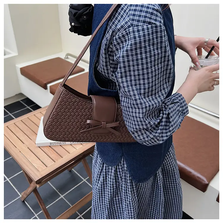 2025 Summer Niche Bag for Women Beige Textured Shoulder Bag — feature 20