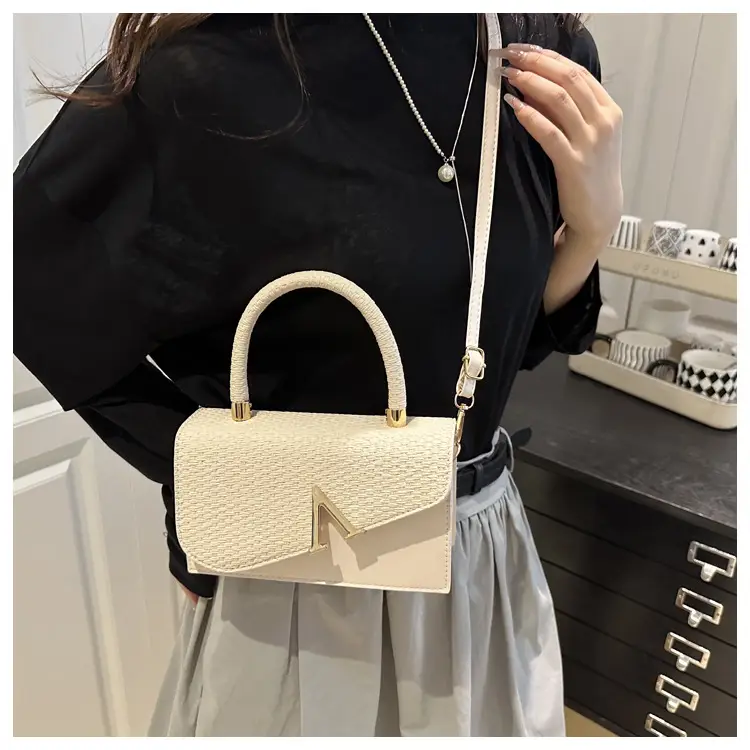 2025 New Shiny V-Clutch Women's Evening Bag — feature 9
