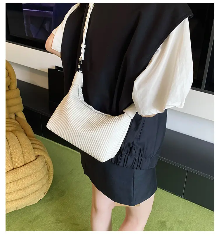 Women Pleated White Handbag with Retro Armpit Design — feature 3