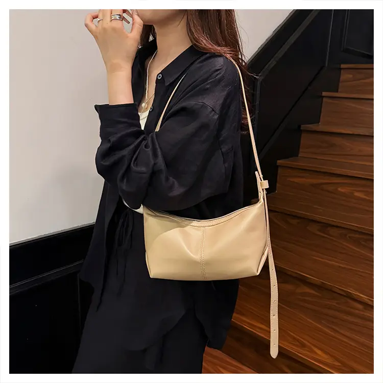 Women Large Capacity Shoulder Bag Niche Design 2025 — feature 16