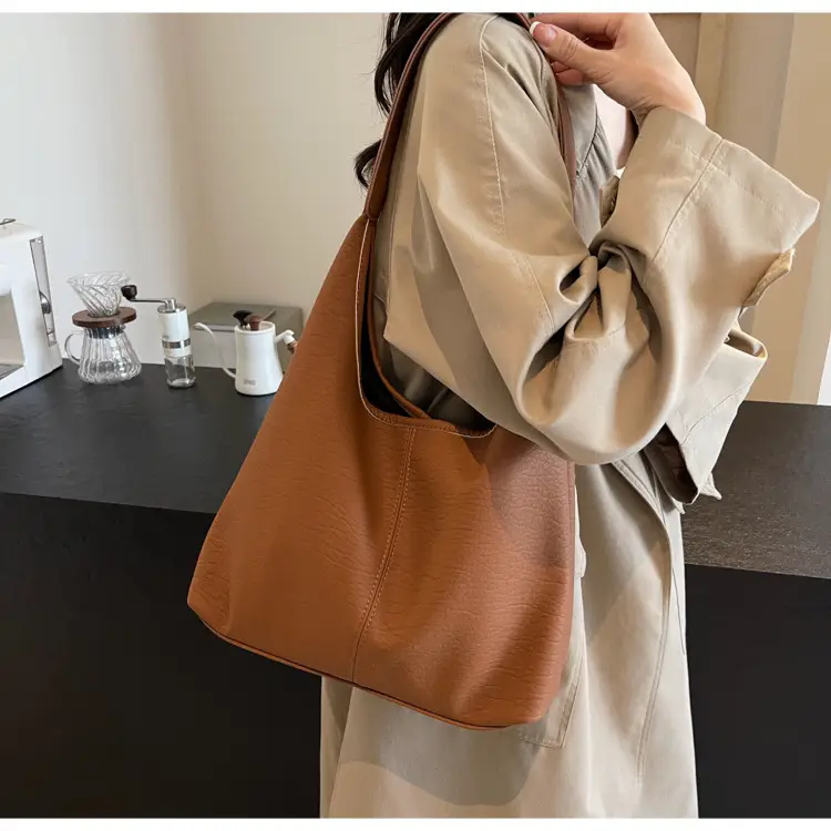 White Large-Capacity Soft-Sided Shoulder Bag — feature 33