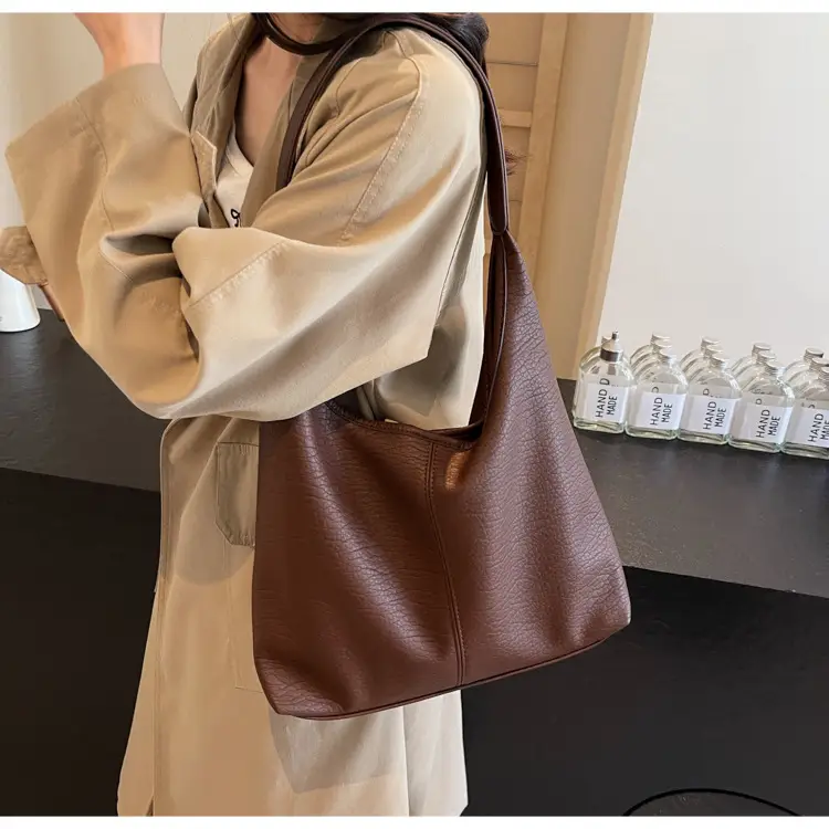 White Large-Capacity Soft-Sided Shoulder Bag — feature 37