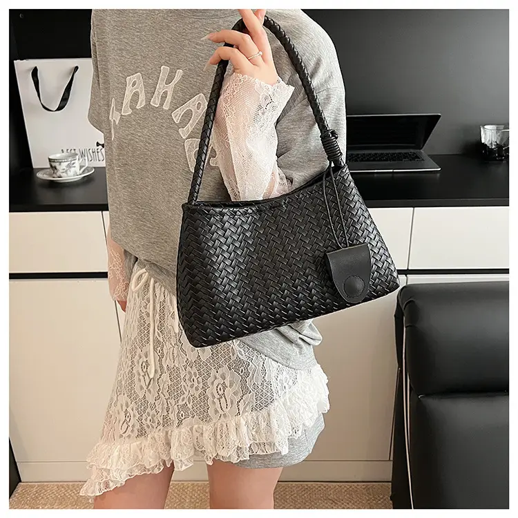 Red Woven Women's Shoulder Bag 2025 — feature 10
