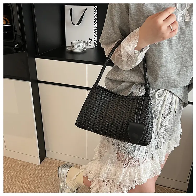 Red Woven Women's Shoulder Bag 2025 — feature 11