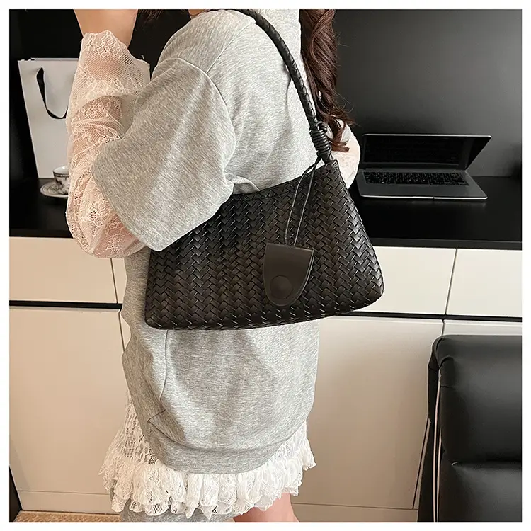 Red Woven Women's Shoulder Bag 2025 — feature 12