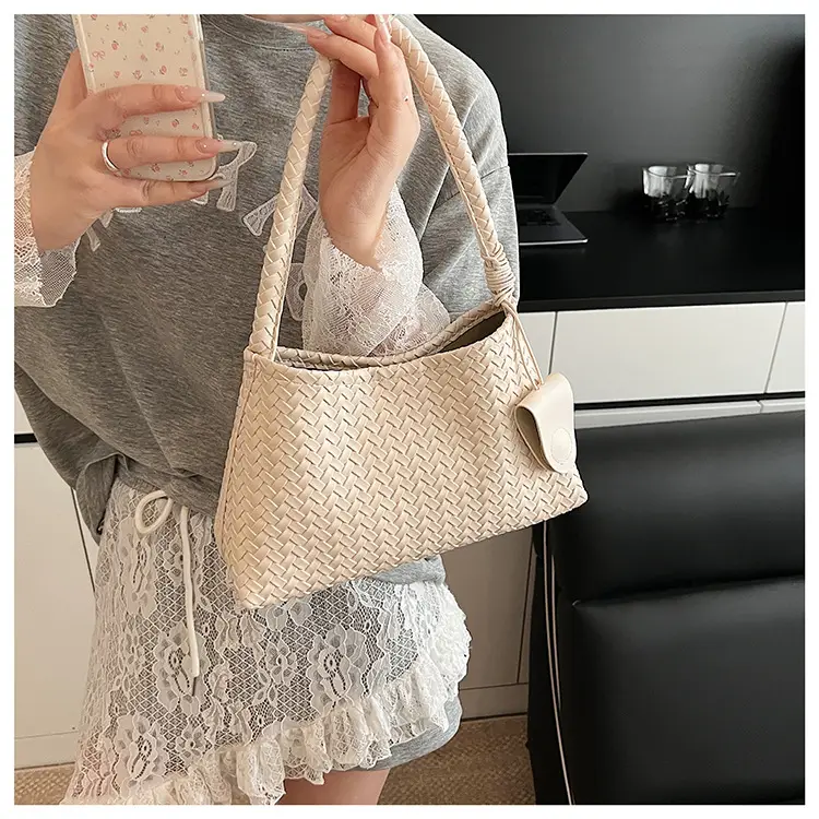 Red Woven Women's Shoulder Bag 2025 — feature 7
