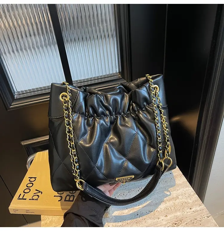 Black Diamond Chain Shoulder Bag Large Capacity Soft Leather — feature 1