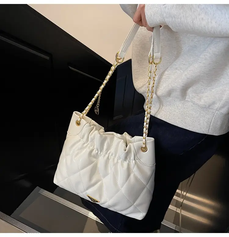 Black Diamond Chain Shoulder Bag Large Capacity Soft Leather — feature 10
