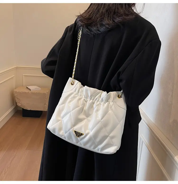 Black Diamond Chain Shoulder Bag Large Capacity Soft Leather — feature 3