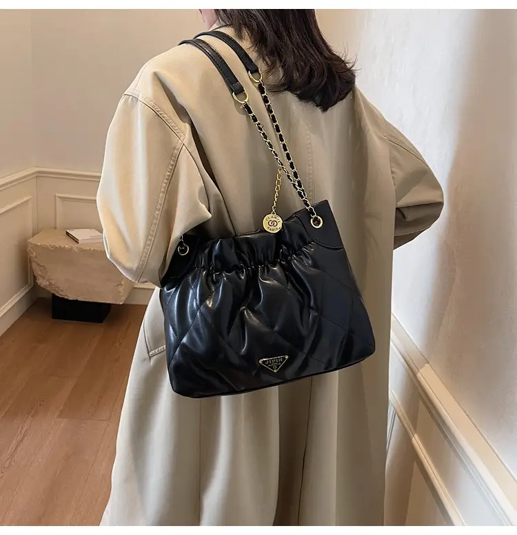 Black Diamond Chain Shoulder Bag Large Capacity Soft Leather — feature 4