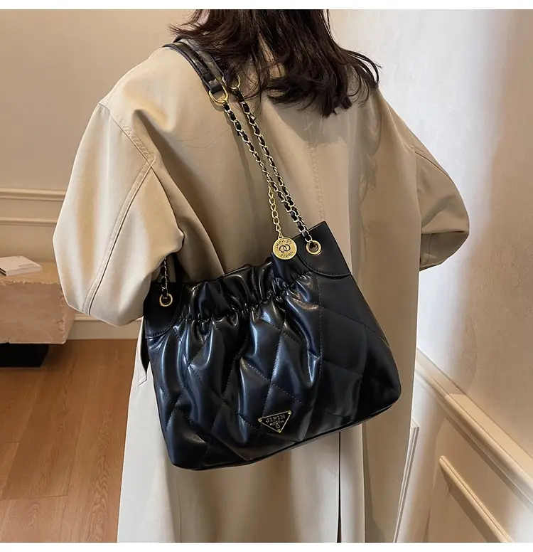Black Diamond Chain Shoulder Bag Large Capacity Soft Leather — feature 5