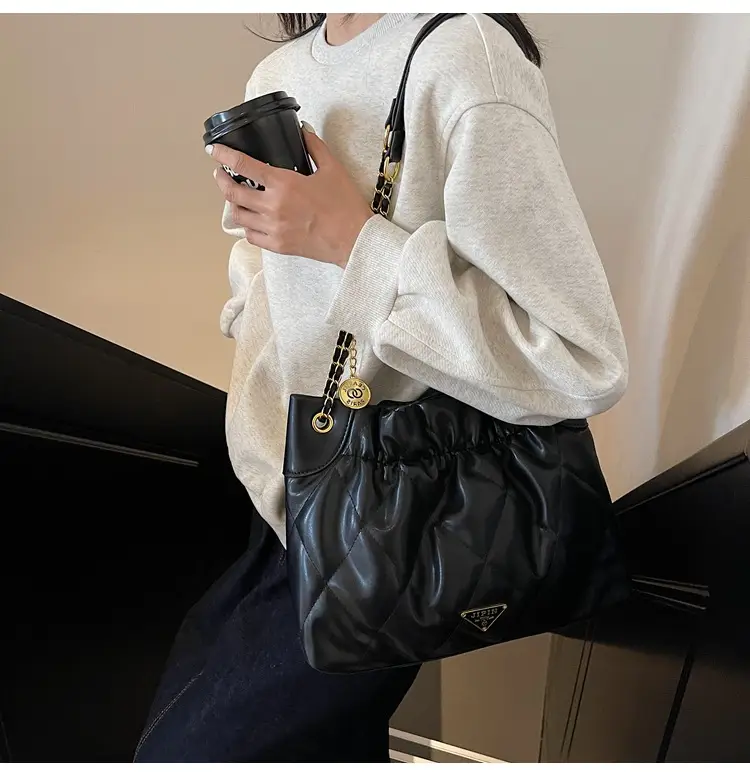 Black Diamond Chain Shoulder Bag Large Capacity Soft Leather — feature 6