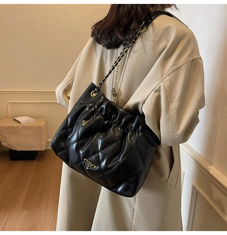 Black Diamond Chain Shoulder Bag Large Capacity Soft Leather — feature 7