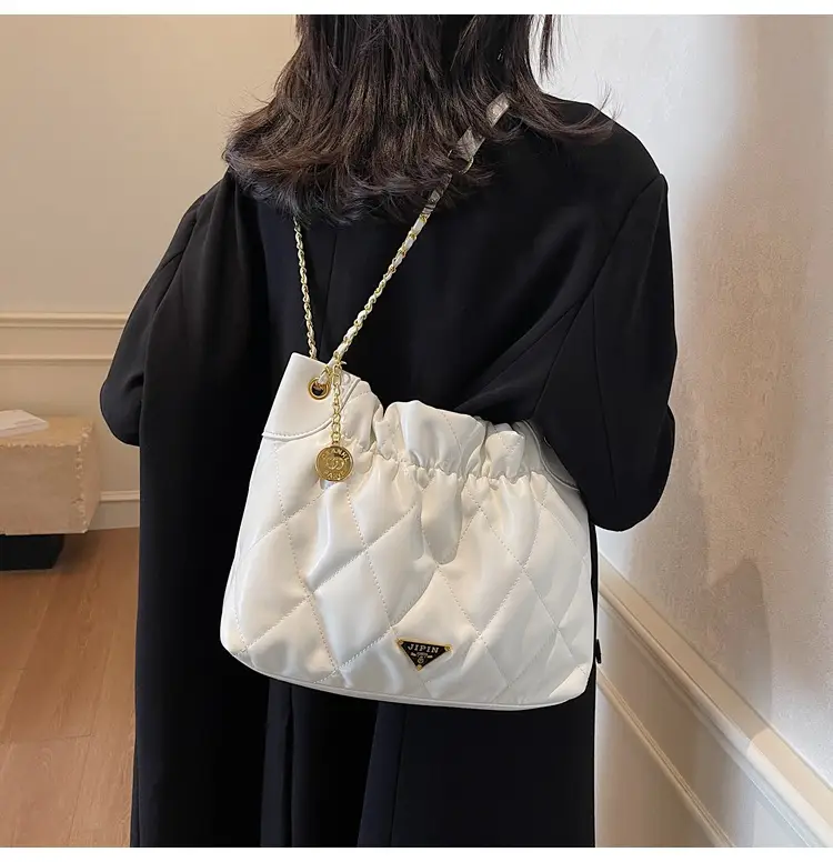 Black Diamond Chain Shoulder Bag Large Capacity Soft Leather — feature 8