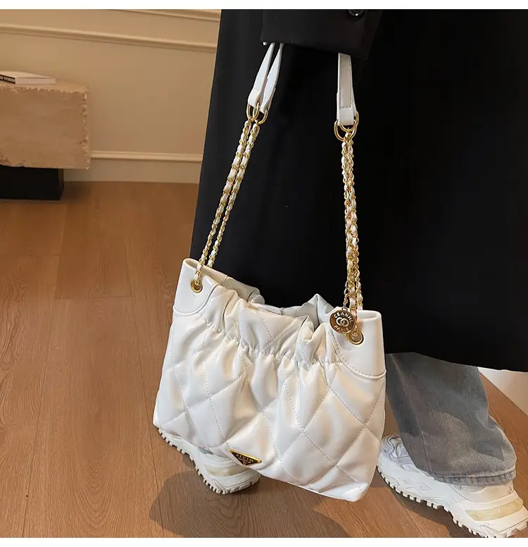 Black Diamond Chain Shoulder Bag Large Capacity Soft Leather — feature 9
