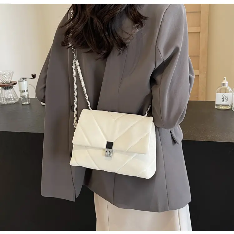 Trendy Women's Chain Shoulder Bag 2025 — feature 12