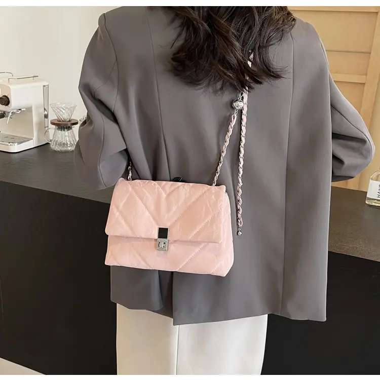 Trendy Chain Crossbody Bag for Women 2025 — feature 19