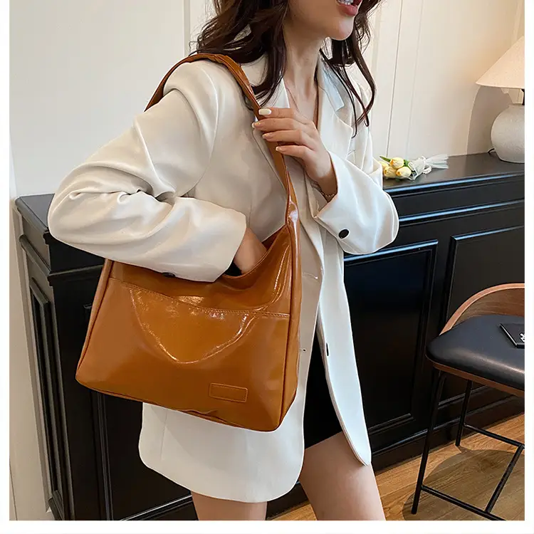 Retro Chic Shoulder Bag Brown Leather Large Capacity — feature 11