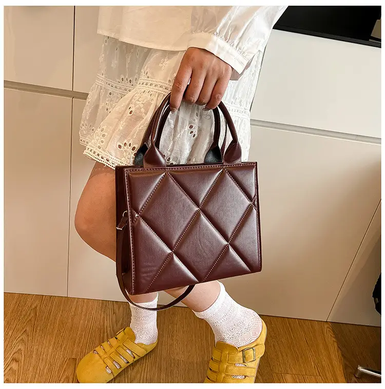 Quilted Shoulder Bag for Women Maroon Large Capacity — feature 27